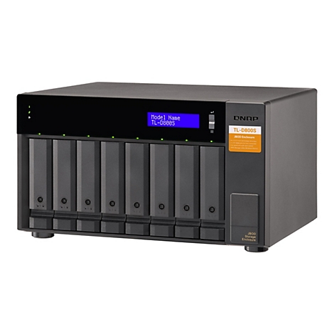 Un boîtier QNAP TL-D800S JBOD noir, avec huit baies pour disques durs. L'appareil dispose d'un écran affichant "Model Name TL-D800S" et d'un autocollant avec des informations sur le produit.