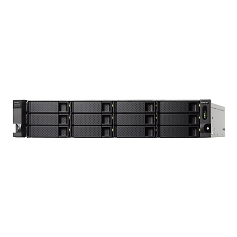 Ein schwarzes QNAP-NAS-Gerät, mit vielen Einschüben für Festplatten, vor weißem Hintergrund. Auf der linken Seite steht "Storage Expansion Enclosure".