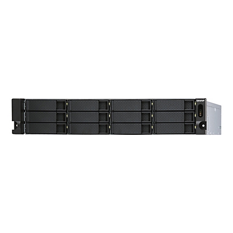 Ein NAS-Server, Frontansicht. Schwarze Front mit mehreren Einschüben, darunter eine Anzeige und das QNAP-Logo.