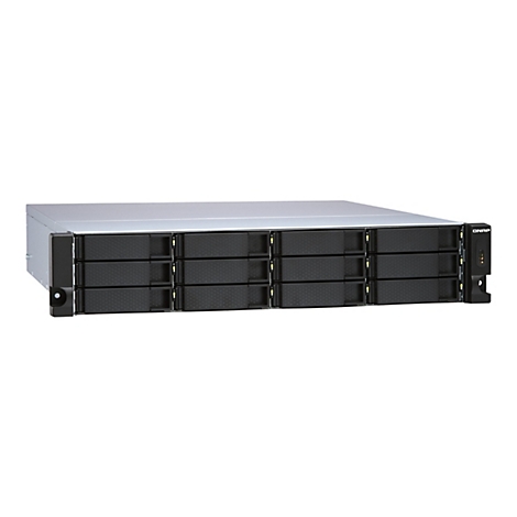 Ein silberner NAS-Server von QNAP mit schwarzen Einschüben für Festplatten. Das Gerät steht vor weißem Hintergrund.