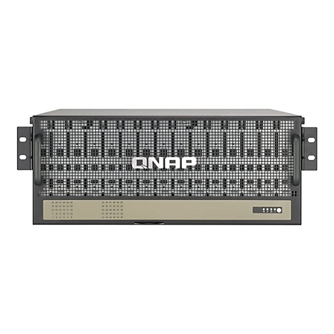 Ein schwarzes QNAP-Rack-System mit dem Firmenlogo. Es hat viele Steckplätze für Festplatten und Griffe für die Installation in einem Serverschrank.
