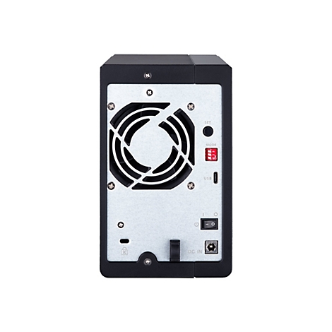 Arrière d'un appareil NAS noir. Avec un ventilateur, des interrupteurs, un port USB et un bouton d'alimentation.