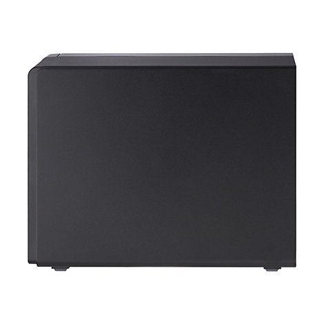 Vue détaillée d'un boîtier de PC noir avec une surface légèrement texturée.