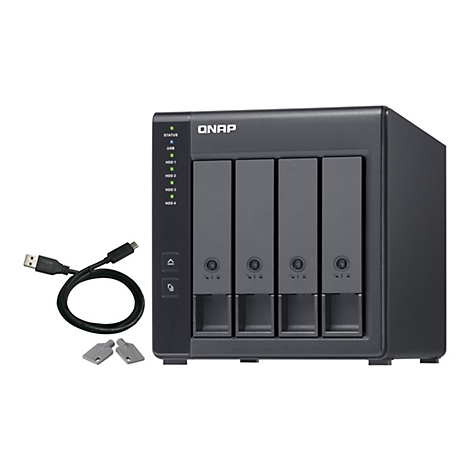 Appareil NAS noir avec quatre baies, cÃ¢ble USB et deux connecteurs sur fond blanc. QNAP est en haut.