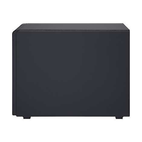 Un subwoofer noir et rectangulaire sur fond blanc. Le dessus est légèrement brillant.