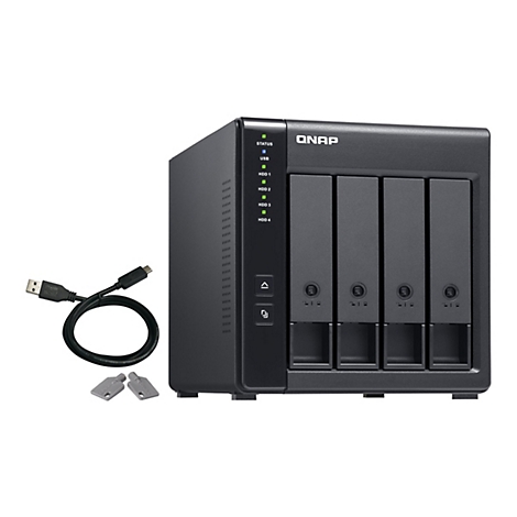 Un système NAS QNAP noir avec quatre baies pour disques durs. Comprend un câble USB et deux clés.