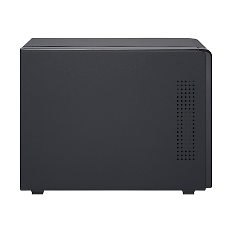 Boîtier NAS gris foncé avec ventilation perforée. Dessus et dessous noir brillant.