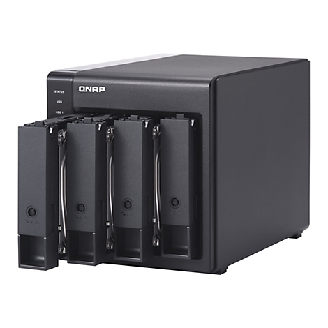 Ein schwarzes QNAP NAS-Gerät mit 4 Einschüben, Schriftzug „QNAP“ und Anzeige von Status, USB und HDD1. Die Einschübe sind für Festplatten vorbereitet.