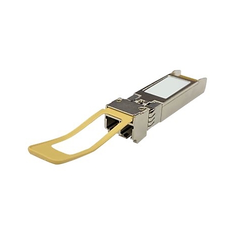 Ein SFP-Modul mit goldfarbenem Zugbügel, vor weißem Hintergrund. Das Modul hat eine Metallstruktur mit einem kleinen rechteckigen Sichtfenster.