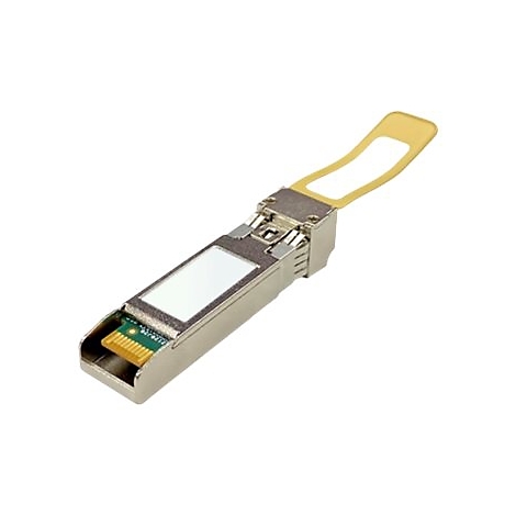 Ein silberner SFP-Transceiver vor weißem Hintergrund. Mit einem gelben Griff und einem rechteckigen Chip-Anschluss.