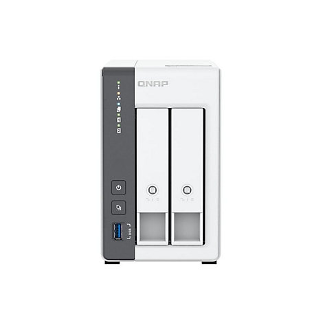 Appareil NAS QNAP: BoÃ®tier blanc avec deux baies pour disques durs, panneau latÃ©ral sombre avec ports et indicateurs LED. Le logo QNAP est en haut.