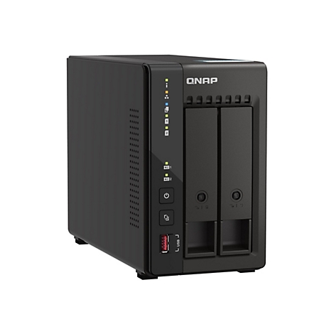 Schwarzer QNAP NAS-Server mit zwei Einschüben. Er hat eine Reihe von Statusanzeigen und Knöpfen auf der Vorderseite. Der Markenname "QNAP" ist aufgedruckt.