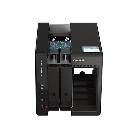 Ein schwarzes QNAP NAS-System, das von vorne gezeigt wird. Es hat eine rechteckige Form mit abgerundeten Kanten. Auf der rechten Seite befindet sich ein Aufkleber mit der Aufschrift "NAS TS-x53E HDMI intel". Auf der linken Seite befinden sich verschied...