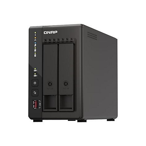 Schwarzer QNAP NAS-Server, Frontansicht. Mit Einschaltknopf, USB-Anschluss und zwei Einschüben. Oben: QNAP-Logo, Funktionsanzeigen.