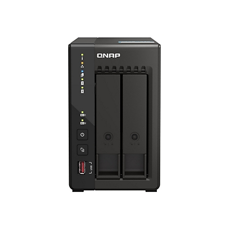Ein schwarzes NAS-Gerät von QNAP mit Einschüben für Festplatten und Anzeigen. Auf der Vorderseite befindet sich ein USB-Anschluss.