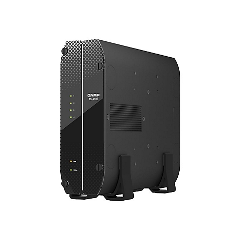 Schwarzes NAS-Gerät mit der Aufschrift QNAP TS-410E. Grüne Lichter zeigen den Betrieb an. Schwarze Standfüße.