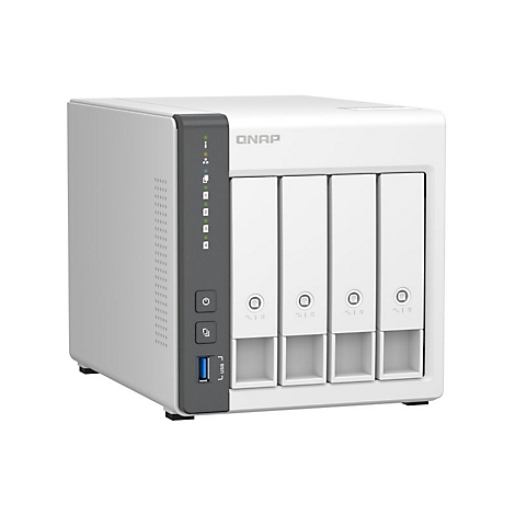 Weißes QNAP NAS-Gehäuse mit vier Festplatteneinschüben und USB-Anschluss auf der Vorderseite.
