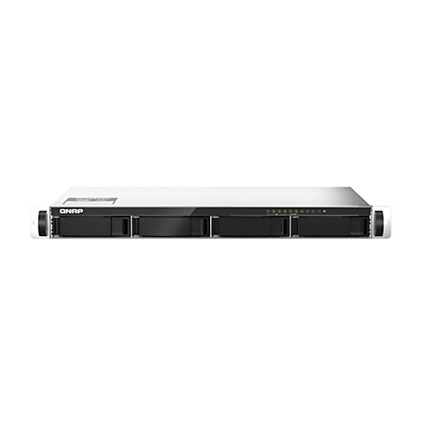 Schwarzer QNAP Netzwerkspeicher im Rack-Gehäuse mit vier Festplatteneinschüben vor weißem Hintergrund.