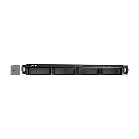 Schwarzes QNAP Rackmount-NAS-System mit vier Festplatteneinschüben vor weißem Hintergrund.