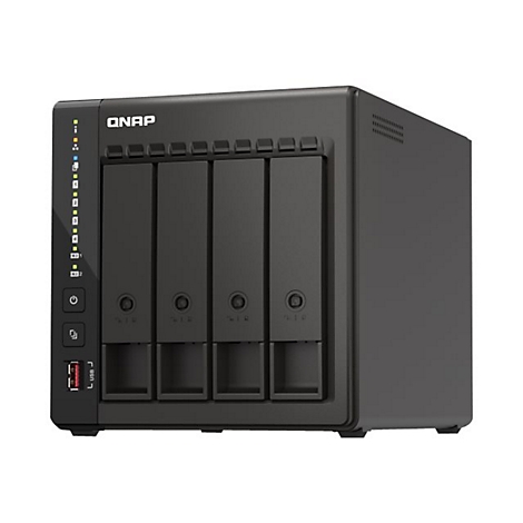 Ein schwarzes QNAP NAS-Gerät mit vier Einschüben, USB-Anschluss, Power-Taste und LED-Anzeigen.