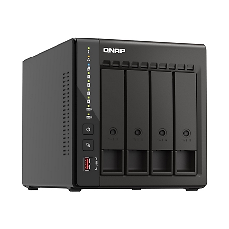 Schwarzes QNAP NAS-Gehäuse mit vier Festplatteneinschüben, Status-LEDs und USB-Anschluss.