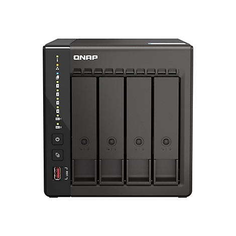 Un appareil NAS QNAP noir. La façade montre quatre baies de disques durs et des indicateurs d'état. Un port USB et des commandes sont situés sur le côté gauche.