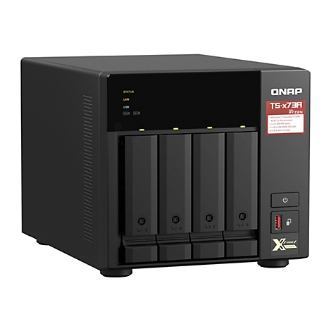 Ein schwarzes QNAP TS-X73A NAS-Gerät. Auf der Vorderseite sind Einschübe für Festplatten, Anzeigen für Status, LAN und USB sowie ein USB-Anschluss und der Einschaltknopf zu sehen. Auf der Seite ist ein Aufkleber mit Produktinformationen.