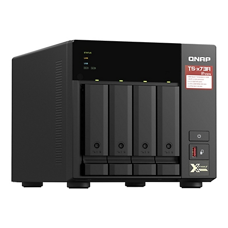 Schwarzes QNAP TS-x73A NAS-Gerät. Frontansicht mit vier Einschüben für Festplatten, Bedienfeld mit Statusanzeigen und Anschlüssen.