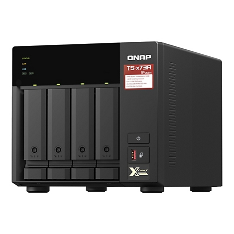 Schwarzes NAS-Gerät mit vier Einschüben und Beschriftung QNAP TS-x73A, USB-Anschluss und Power-Button.