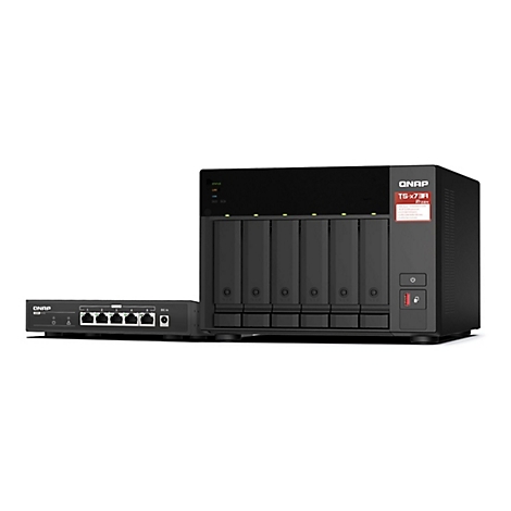 Ein schwarzes NAS-GerÃ¤t mit sechs EinschÃ¼ben und einem Router auf weiÃŸem Hintergrund. Auf dem NAS-GerÃ¤t steht QNAP TS-x73, auf dem Router QNAP.