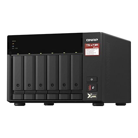 Ein schwarzes QNAP TS-x73A NAS-Gerät mit sieben Festplatteneinschüben, Status- und LAN-Anzeigen sowie USB-Anschlüssen.
