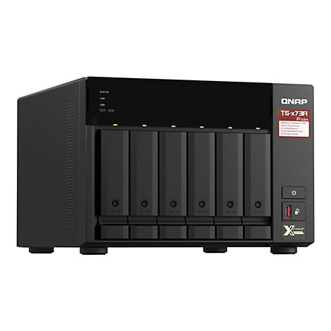 Schwarzes QNAP TS-x73A NAS-System mit sechs Festplatten-EinschÃ¼ben und LED-Anzeigen.