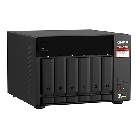 Schwarzer NAS-Server von QNAP, vorne 6 EinschÃ¼be, oben Anzeigen, rechts Ein-/Aus-Taste.
