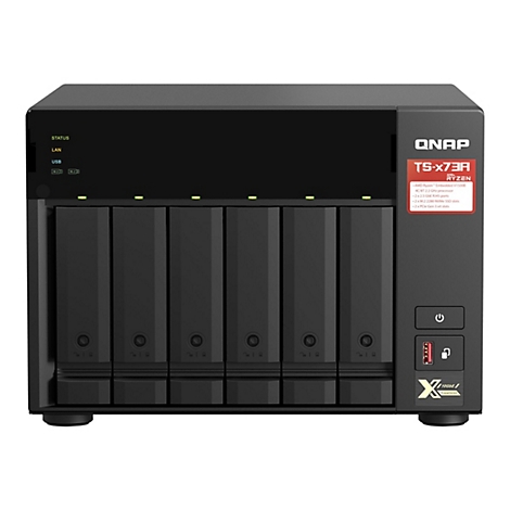 Un système NAS QNAP TS-x73A noir. Il dispose de six baies pour disques durs, de boutons de commande et de ports, ainsi que de LED d'état vertes. L'avant indique TS-x73A, ainsi que la désignation QNAP.