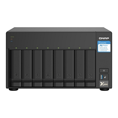 Un NAS QNAP TS-832PX noir avec huit baies de disque, des LED vertes et des étiquettes telles que 'STATUS', 'LAN' et 'USB'. Des ports et un autocollant avec des spécifications techniques sont à droite.