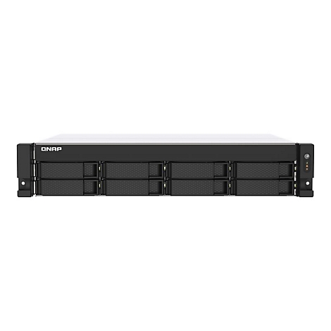 Schwarzes QNAP NAS-Gerät. Auf der Vorderseite sind acht Einschübe zu sehen, das Gerät ist für den Einbau in ein Rack konzipiert.
