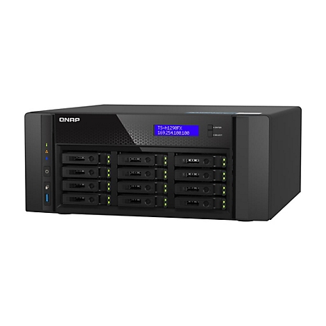 Schwarzes NAS-System mit Laufwerkseinschüben, Display und QNAP-Logo. Zeigt Systeminformationen an.
