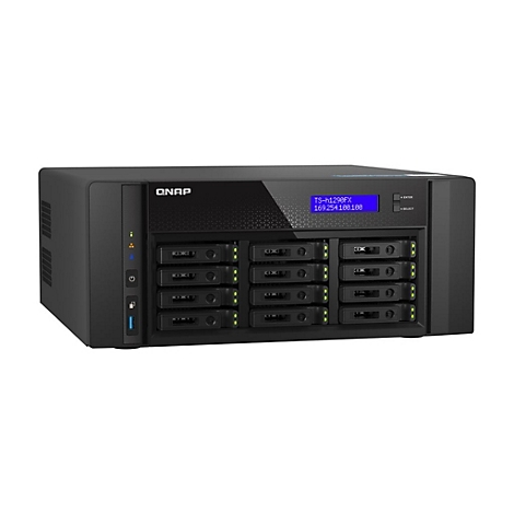 Schwarzes NAS-Gerät mit 12 Einschüben und blauem Display. Auf dem Display: TS-h1290FX und IP-Adresse.