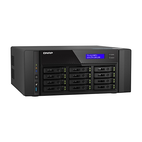 Schwarzer QNAP TS-h1290FX NAS-Server mit zwölf Festplatteneinschüben und blauem Status-Display vor weißem Hintergrund.