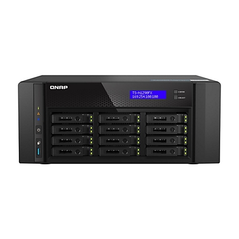 Schwarzer QNAP NAS-Server mit zwölf Festplatteneinschüben, LCD-Display und Statusleuchten vor weißem Hintergrund.