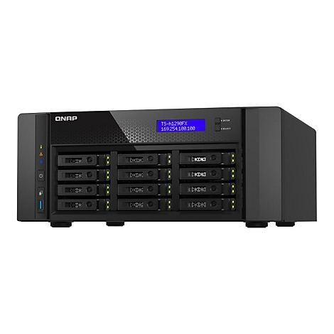 Ein schwarzes QNAP NAS-Gerät mit 16 Einschüben für Festplatten. Auf dem Display stehen Informationen.