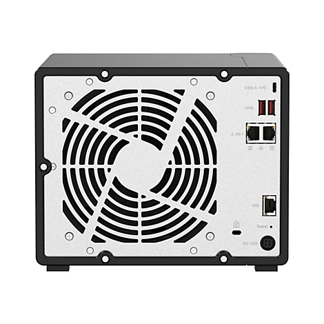 RÃ¼ckseite eines schwarzen NAS-GerÃ¤ts mit LÃ¼fter, AnschlÃ¼ssen fÃ¼r USB, LAN und Stromversorgung.