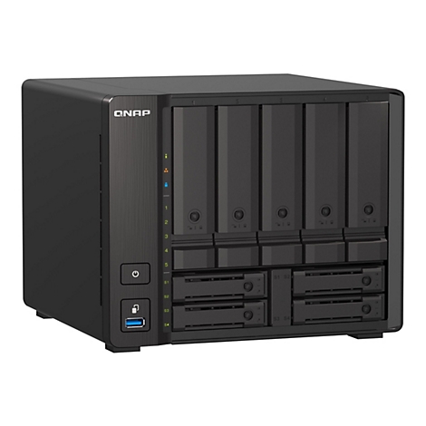 Schwarzes QNAP NAS-System mit EinschÃ¼ben. Oben: 5 EinschÃ¼be. Unten: 4 EinschÃ¼be fÃ¼r Festplatten. QNAP-Logo. USB-Anschluss.