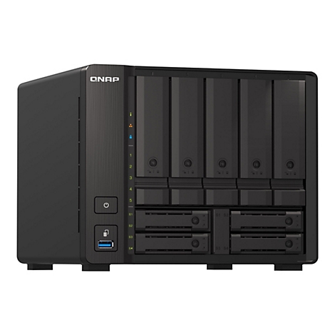 Schwarzer QNAP-NAS-Server mit mehreren EinschÃ¼ben fÃ¼r Festplatten. Oben das Logo. Power- und USB-AnschlÃ¼sse.