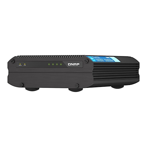 Schwarzes QNAP NAS-Gerät. Oben sind Leuchten für Status, LAN und weitere Funktionen. Auf der Seite ist ein blaues Display mit Text.