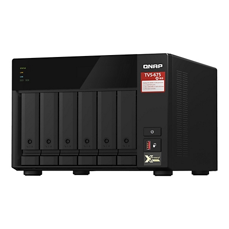 Schwarzes NAS-Gerät TVS-675 von QNAP. Auf der Vorderseite sind Einschübe für Festplatten, oben Status-LEDs, seitlich Logo und technische Daten. Das Gerät steht auf einem hellen Hintergrund.