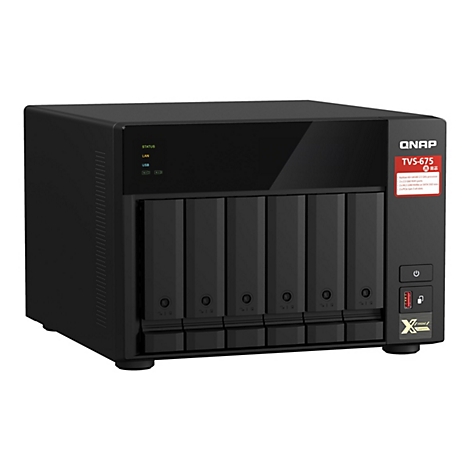 Schwarzes NAS-Gerät. Auf der Vorderseite sind Laufwerksschächte und Anzeigen zu sehen. Rechts sind Power-Button, USB-Anschluss und weitere Details.