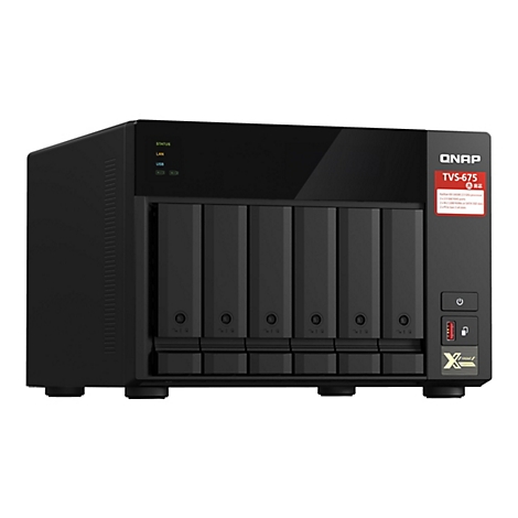 Schwarzes QNAP-NAS-Gerät mit sechs Festplatteneinschüben, dem Schriftzug "TVS-675", Betriebs-LEDs und einer USB-Buchse.