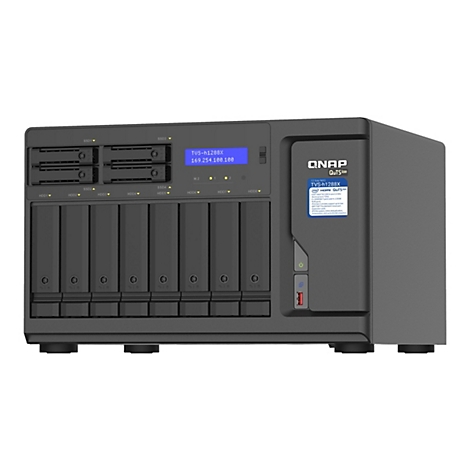 Un appareil NAS QNAP noir avec des baies HDD et SSD. Une adresse IP est affichée sur un écran bleu. Un autocollant bleu avec des informations techniques est apposé sur la droite. L'appareil est sur un fond blanc.