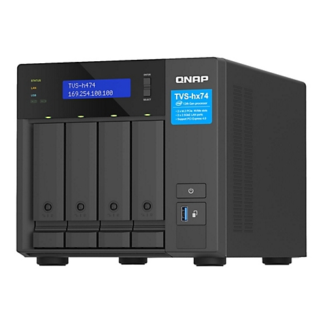 Système NAS QNAP noir. L'écran affiche le nom du modèle et l'adresse IP. Détails : ports USB, LAN et un bouton d'alimentation.